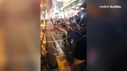 Eylemciler mancınıkla polise kiremit fırlattı