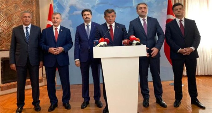 Davutoğlu sahaya iniyor: 18 Ekim'de partisinin yol haritasını açıklayacak