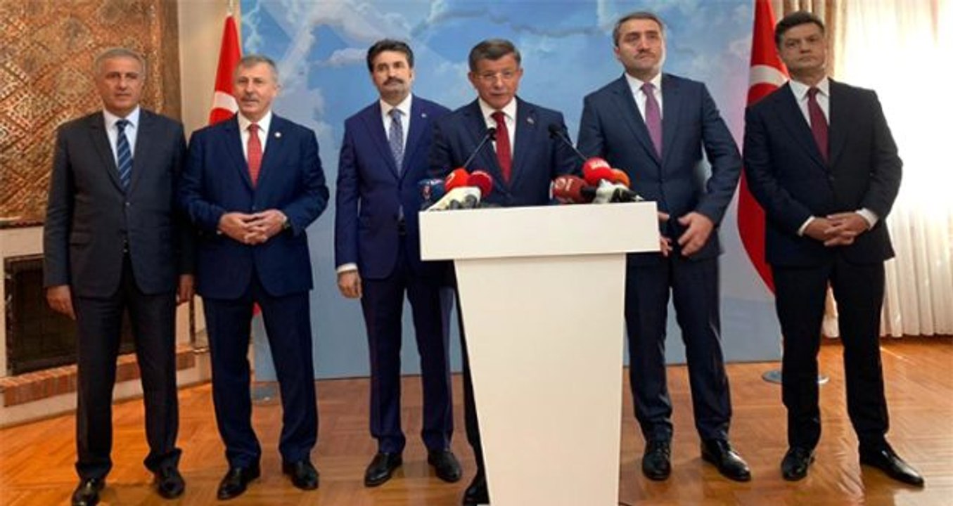 Davutoğlu sahaya iniyor: 18 Ekim'de partisinin yol haritasını açıklayacak