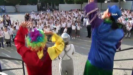 Depremde okullarını terk etmek zorunda kalan öğrencilere moral etkinliği