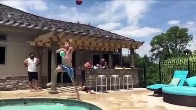 Dunks énormes de basketball dans une piscine !