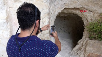 Saklı hazine Adamkayalar, definecilerin talanına uğruyor