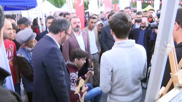 Bakan Kasapoğlu:“İnternetin cazibesini bir kenara bırakıp, kendini spora, sanata, kültüre adayan gençleri tebrik ediyorum”