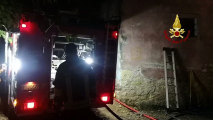Verona - In fiamme il tetto di un rustico nella frazione Parona (07.10.19)
