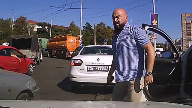 Après un road rage il sort de sa voiture avec une cravache de bondage