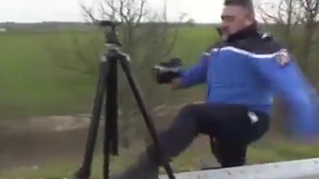 Un gendarme nous montre comment faire pour positionner correctement un radar mobile