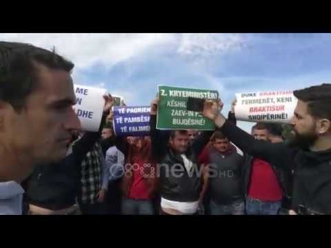 Ora News - Fermerët e Beratit dhe Lushnjes në protestë, bllokojnë rrugën nacionale