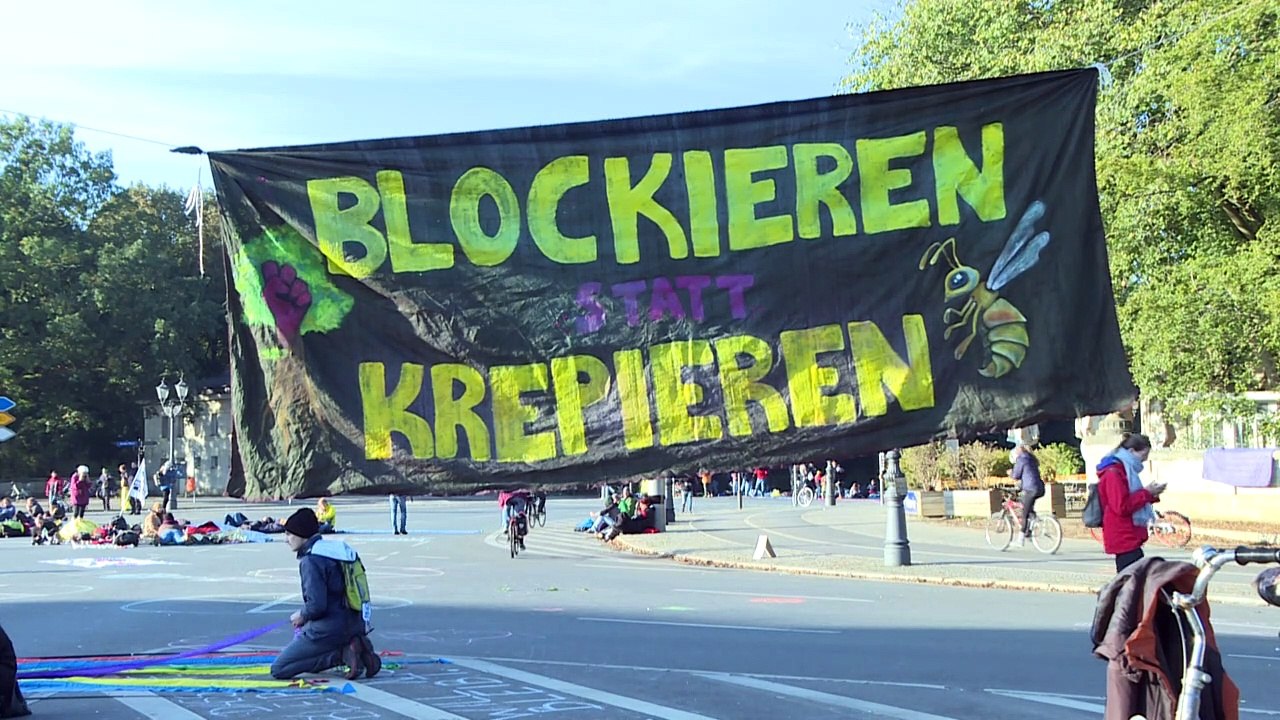 Klimaaktivisten blockieren Großen Stern in Berlin