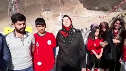 Gönüllü gençler İshak Paşa Sarayı çevresindeki çöpleri topladı - AĞRI
