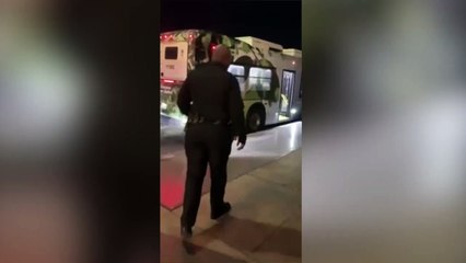 La cantante de ópera sin techo y el emotivo abrazo al policía que la hizo viral