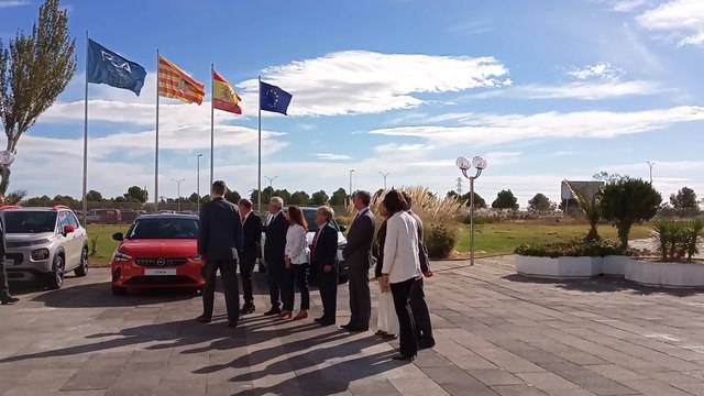 El presidente del Gobierno de Aragón y autoridades de PSA reciben al Rey