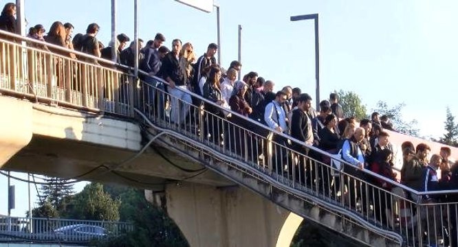 Altunizade metrobüs durağında yoğunluk yine devam etti