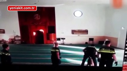 Hollanda polisinden büyük alçaklık! Ayaklarında postalları ve beraberindeki köpekleri ile camiye operasyon düzenlediler
