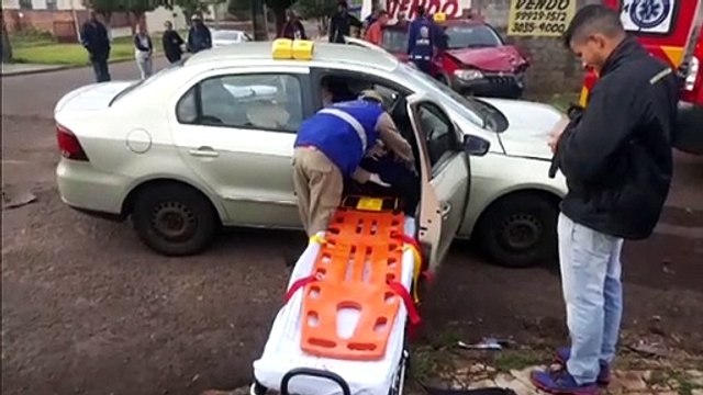 Forte colisão entre carros deixa quatro pessoas feridas no Jardim União