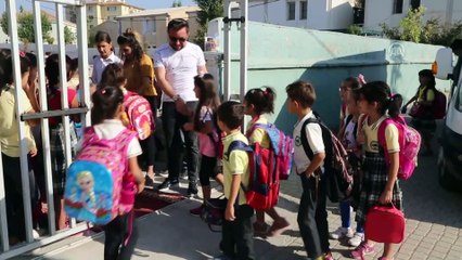 Öğrencilerini kırmızı halıda karşıladı - ŞIRNAK