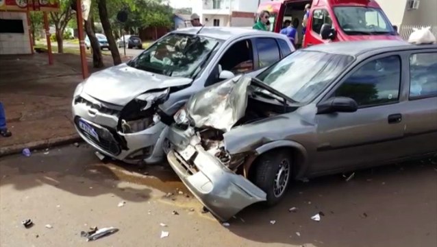 Veículos se envolvem em acidente na Rua Xavantes, no Bairro Santa Cruz