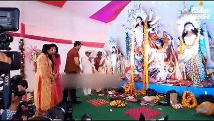 बिश्वजीत चटर्जी के पंडाल में पहुंचे राकेश और ऋतिक रोशन