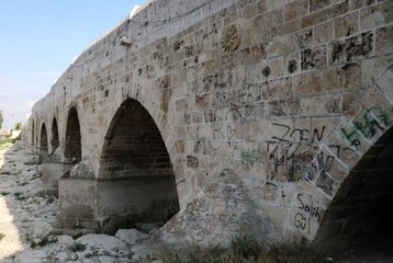 Dünyanın en eski köprüsüne sprey boya ile yazı yazdılar
