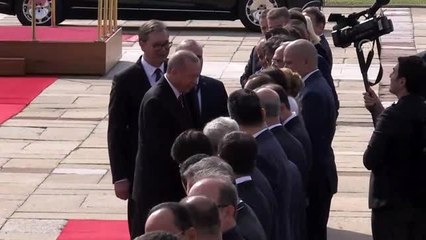 Télécharger la video: Cumhurbaşkanı Erdoğan Sırbistan'da - Resmi karşılama töreni (2)