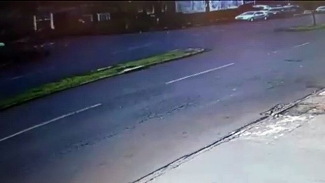 Forte impacto: vídeo mostra colisão entre carro e moto na Av. Rocha Pombo