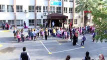İstanbul-küçükçekmece'de velilerden duvarlarında çatlaklar bulunan okul önünde eylem