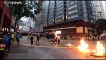 شاهد: إصابة صحافي بزجاجة حارقة خلال احتجاجات هونغ كونغ