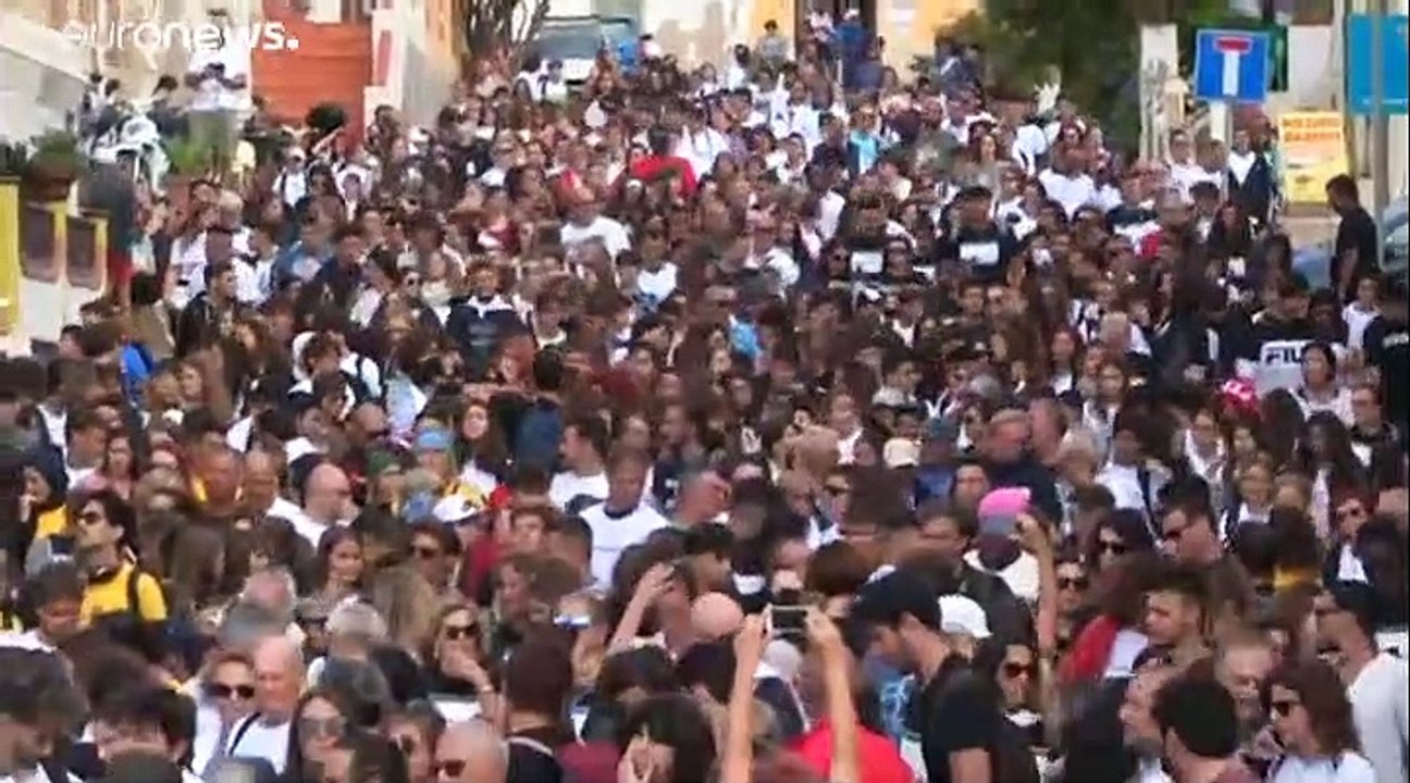 Lampedusa, si ribalta un barchino con 50 migranti a bordo