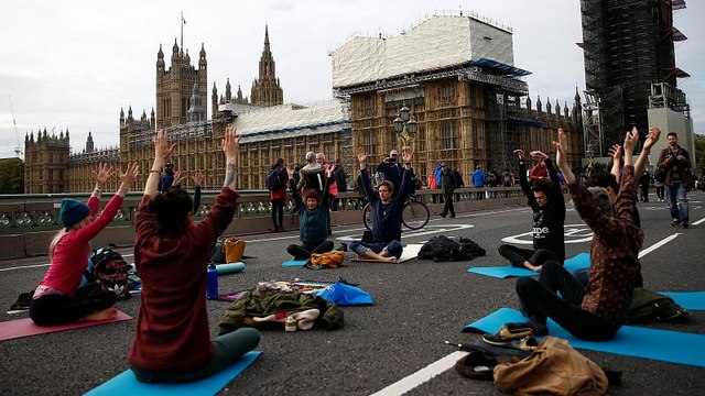 Восстание вымирающих в европейских столицах: перекрытия дорог и задержания
