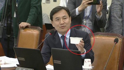 국감장에 나타난 떡볶이 한 그릇..."튀어야 산다" / YTN