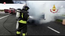 A14, i vigili del fuoco in azione per un furgone in fiamme | Notizie.it