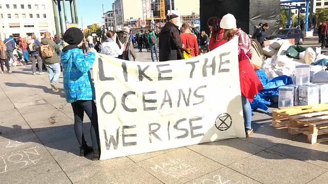 Ativistas do 'Extinction Rebellion' tentam parar capitais europeias