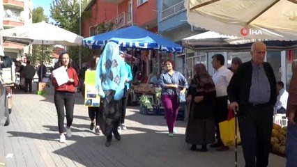 Giydikleri poşetten kostümle poşetin zararlarını anlattılar