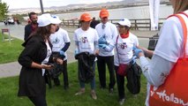 Büyükelçiler öğrencilerle Mogan Gölü'nde kıyı temizliği yaptı