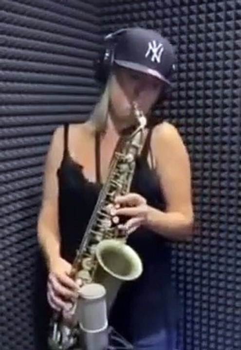 Fille blonde et saxophone