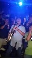 Un saxophoniste rejoint un DJ et réussit à donner un show impressionnant