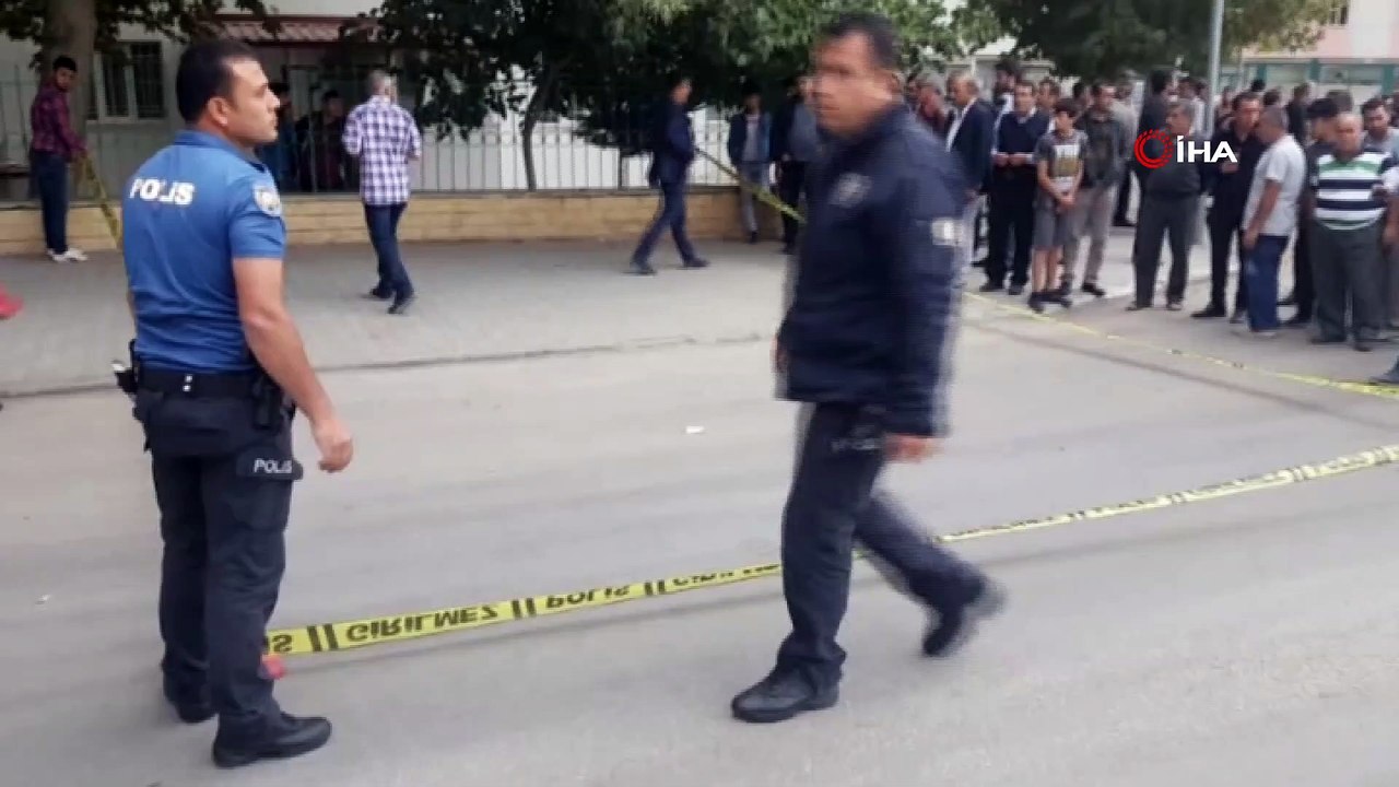 Otobüs durağında bekleyen şahsa silahlı saldırı kamerada: 1 ölü