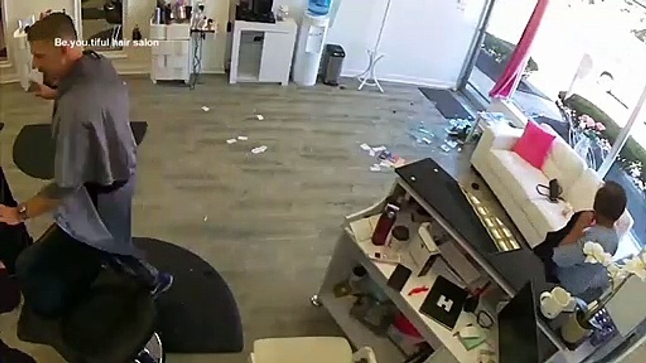 Veado invade cabeleireiro sem pedir licença e foge após espalhar o pânico
