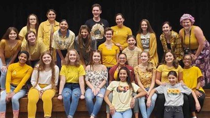 Entire High School Wears Yellow to Welcome New Student