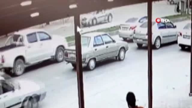 Otobüs durağında bekleyen şahsa silahlı saldırı kamerada: 1 ölü