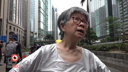Elderly Hongkonger cleans up roadblocks while asking young protesters 'what good’ their actions do