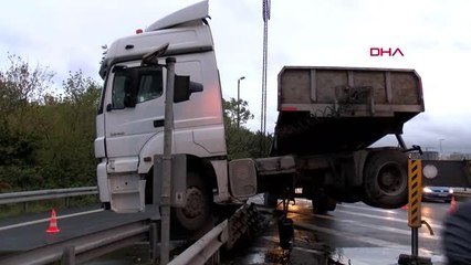 Bakırköy d-100 yanyolda tır bariyerde asılı kaldı