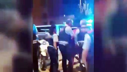 A cabezazos contra el coche patrulla de los Mossos d'Esquadra