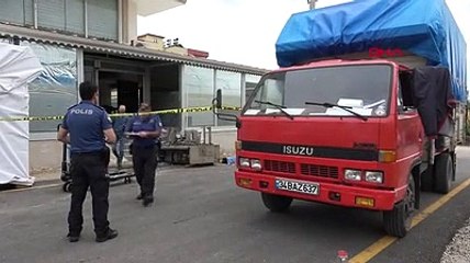Babasının cesedini görünce "son kez elin öpseydim" diye feryat etti