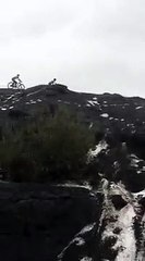 Descente en VTT dans l'eau glâcée