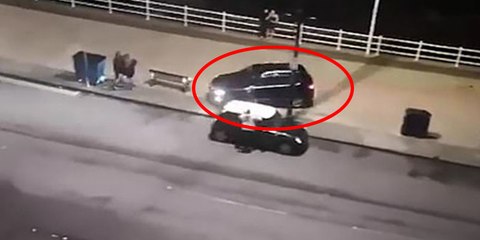 Momento en que un conductor invade una zona peatonal en el Reino Unido y acelera