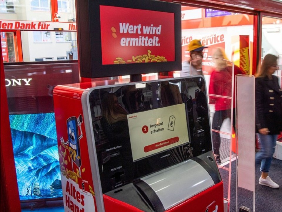 Automat tauscht alte Smartphones gegen Geld ein
