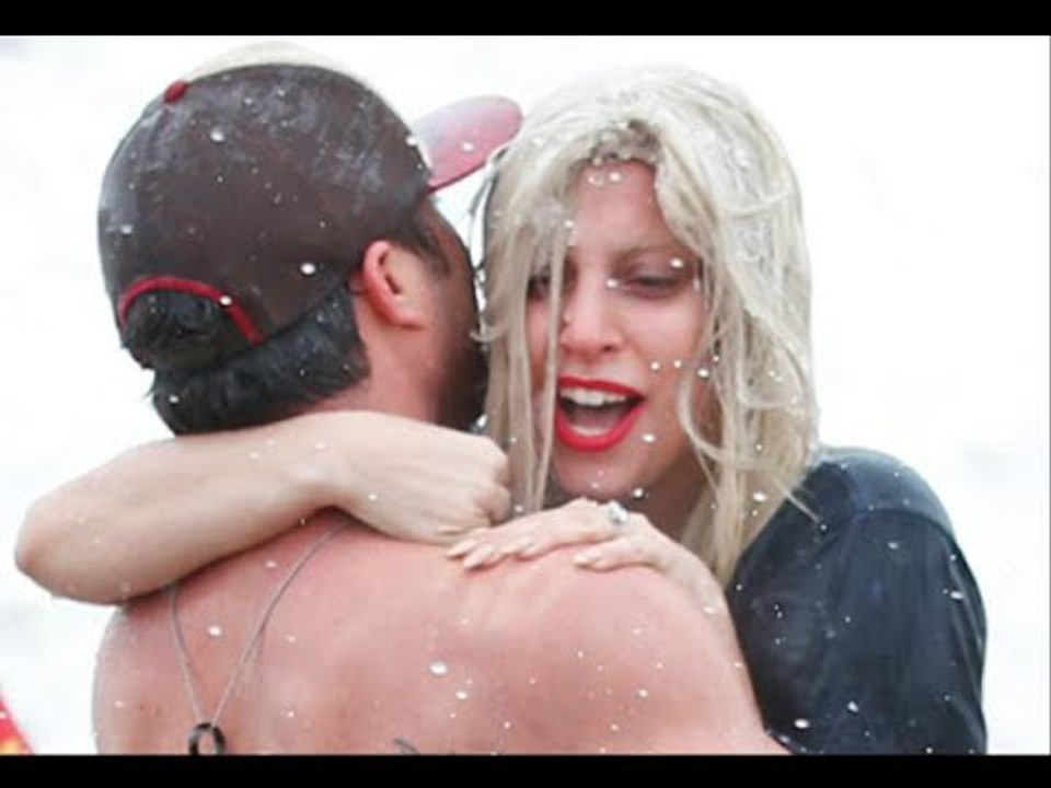 Lady Gaga takes Chicago's polar plunge with fiancé Taylor Kinney