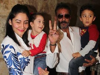 Sanjay Dutt sends Manyata and children on a holiday to USA, Disney Land | 9xe.com