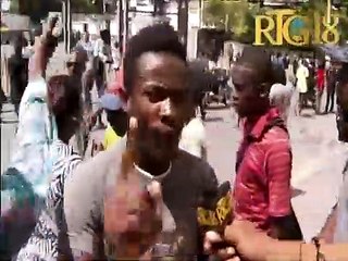 Manifestation devant le bâtiment de la Radio Télé Ginen à Delmas 31