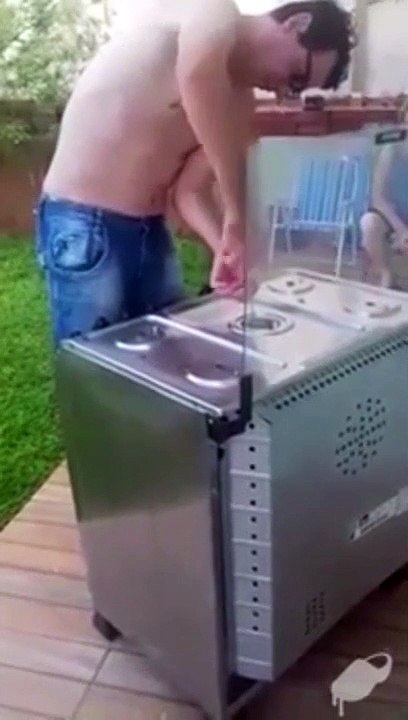 Il entend des bruits provenant de la cuisinière du jardin ! Ce qu'il découvre est impressionnant